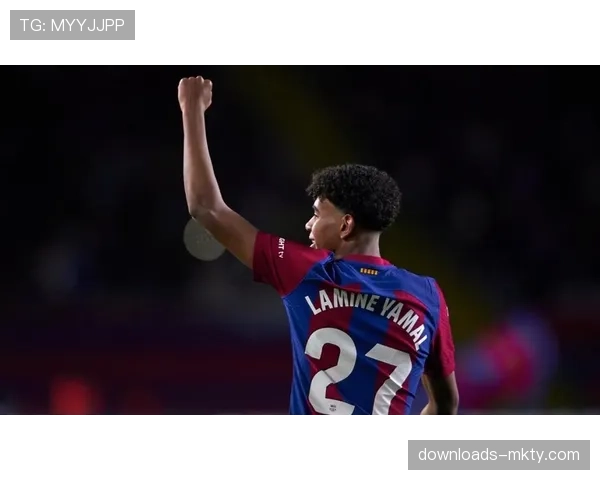 特写瞬间：格拉纳达小将首秀破门后泪洒赛场，队友纷纷上前拥抱。